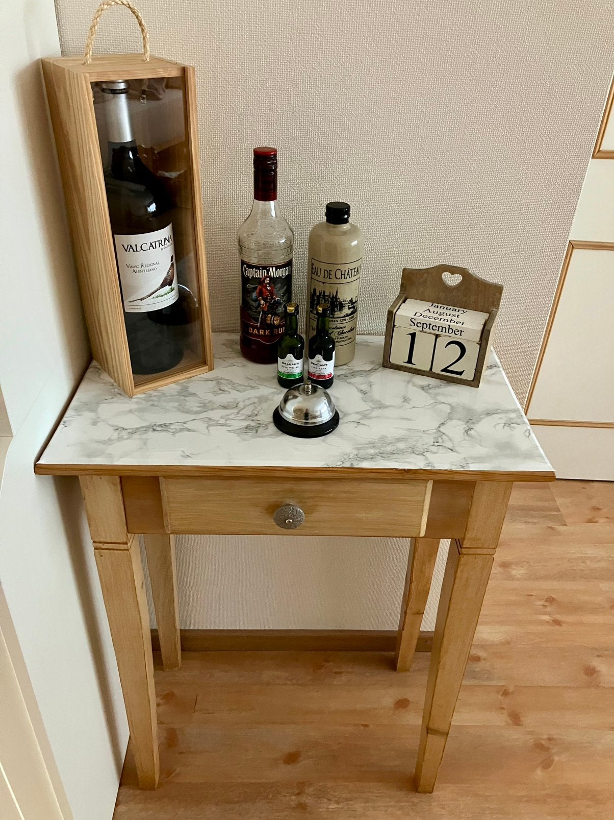 Opgeknapt kleine sidetable grenen en marmerlook blad, Huis en Inrichting, Ophalen, 50 tot 100 cm, Zo goed als nieuw, 25 tot 50 cm