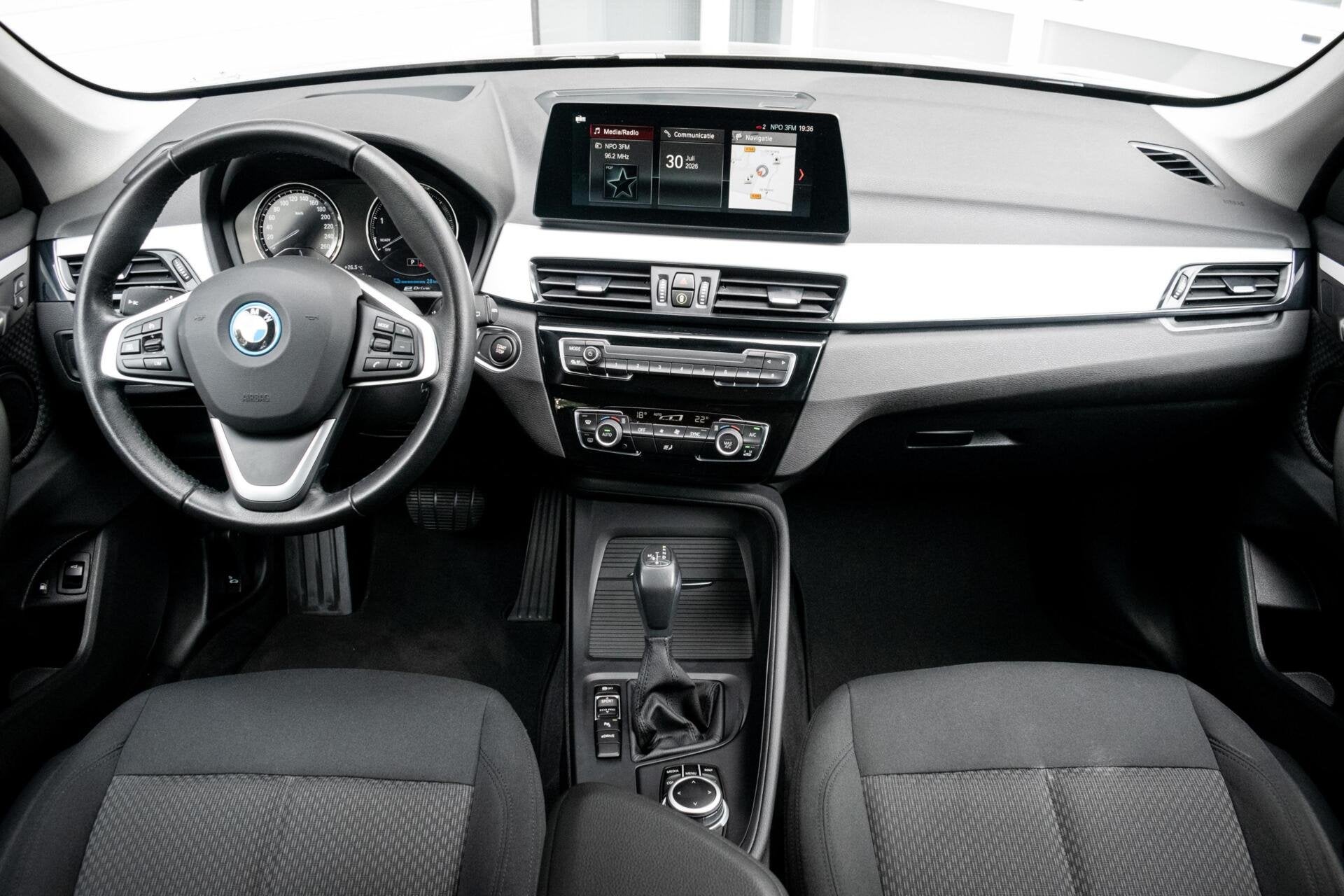 BMW X1 xDrive25e High Executive|1e EIGENAAR|ELEK.KLEP|TREKHA, Auto's, BMW, Gebruikt, 750 kg, Met garantie (alle), Automatische klimaatregeling