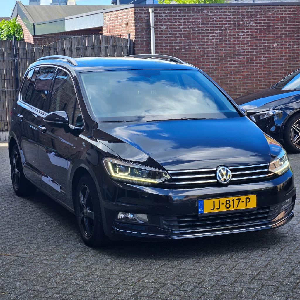 Volkswagen Touran 1.4 TSI 110KW/150PK 7-DSG 2016 Zwart Pano, Euro 6, 4 cilinders, Alcantara, Zwart