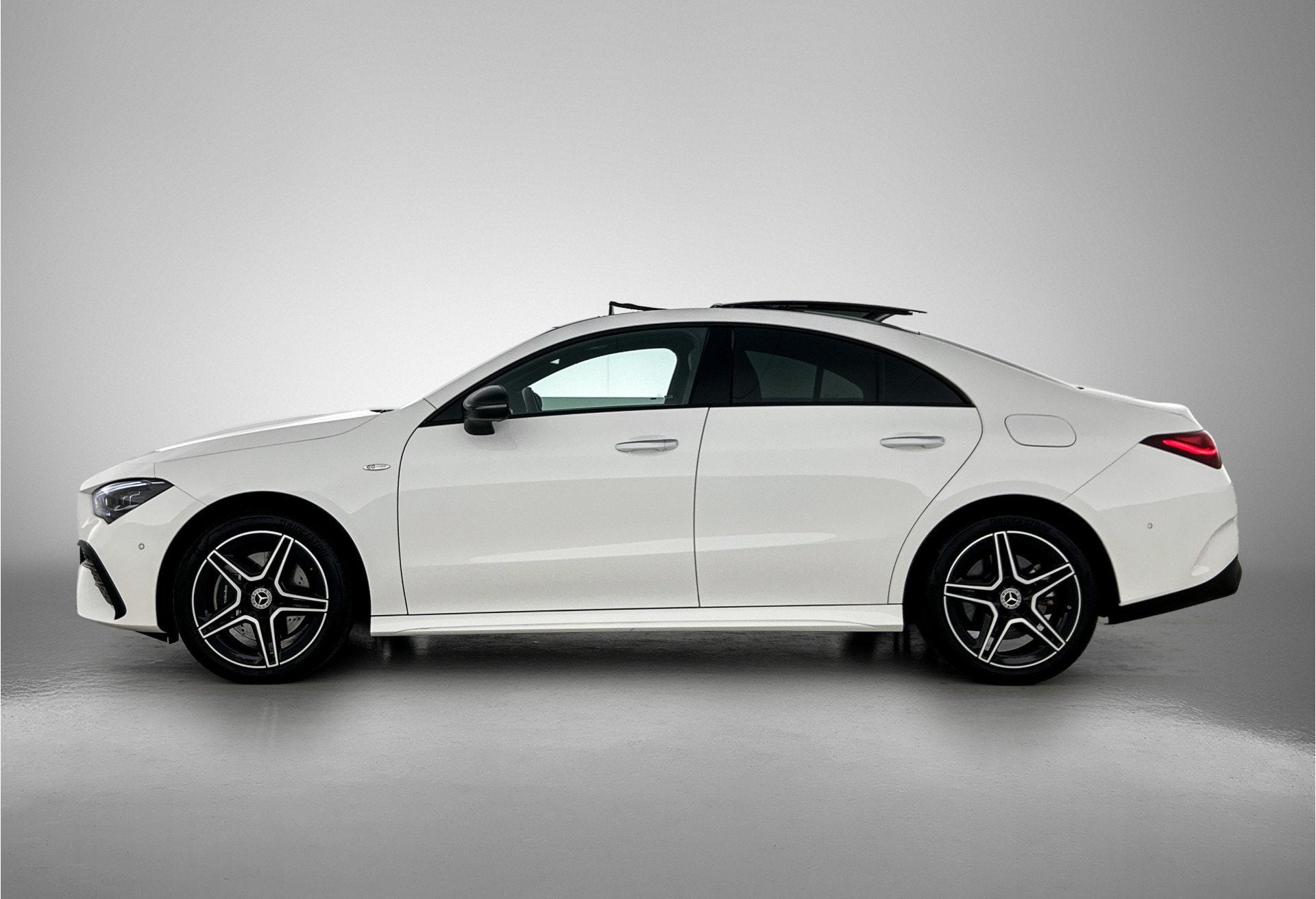 Mercedes-Benz CLA-Klasse 250 e AMG Nightpakket | Panoramadak, Auto's, Gebruikt, 4 cilinders, Wit, Bedrijf