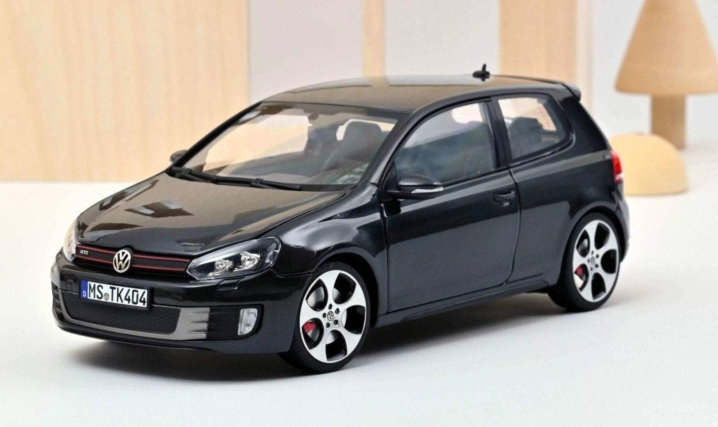 Volkswagen Golf VI GTI

2009
Dark grey metallic 1:18 Norev, Ophalen of Verzenden, Nieuw, Auto, Norev