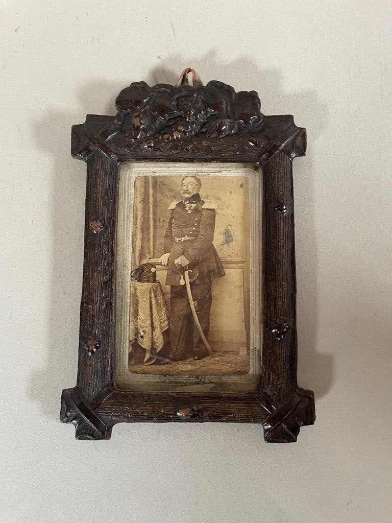 Antiek papier maché fotolijstje met foto van legeraanvoerder, Ophalen of Verzenden