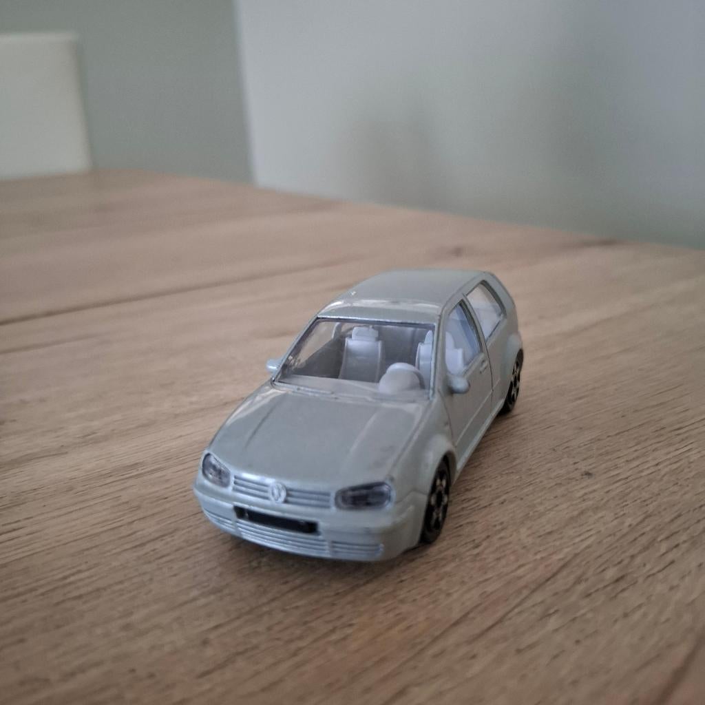 Burago 1:43 schaal volkswagen golf 88, Hobby en Vrije tijd, Modelauto's | 1:43, Ophalen of Verzenden, Zo goed als nieuw, Auto