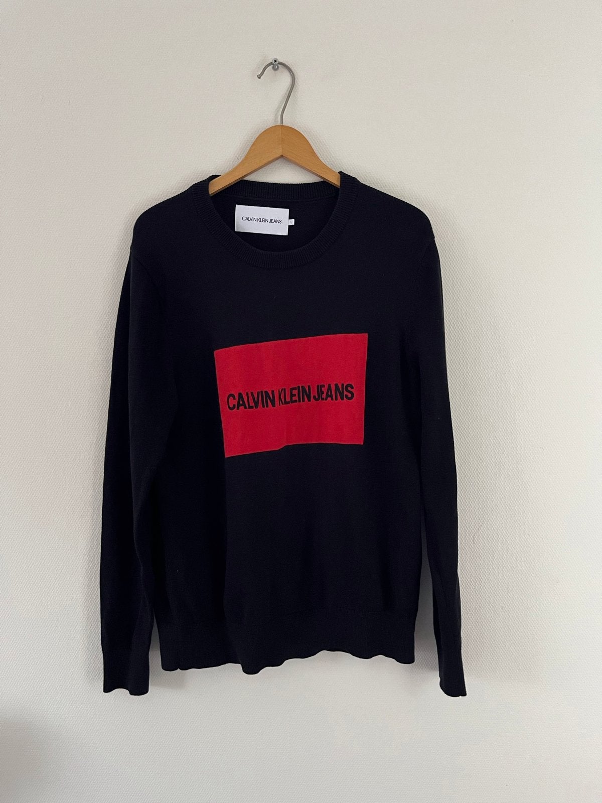 Calvin Klein Jeans trui - Zwart met rood logo, Ophalen of Verzenden, Zo goed als nieuw, Maat 52/54 (L), Zwart