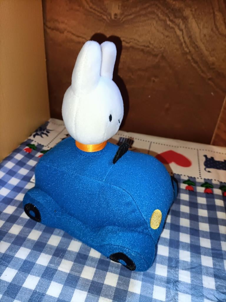 Pratende Nijntje knuffel in blauwe auto en met motor geluid, Kinderen en Baby's, Kinderkamer | Inrichting en Decoratie, Ophalen of Verzenden