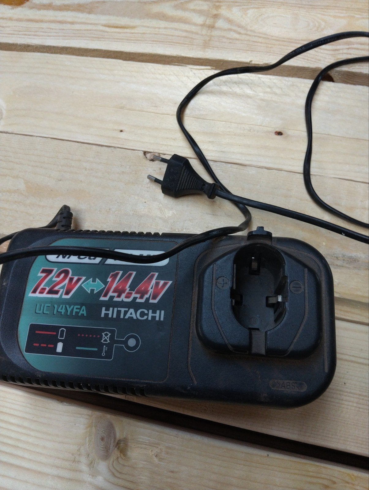 Hitachi UC14YFA Acculader 7.2V-14.4V, Ophalen
