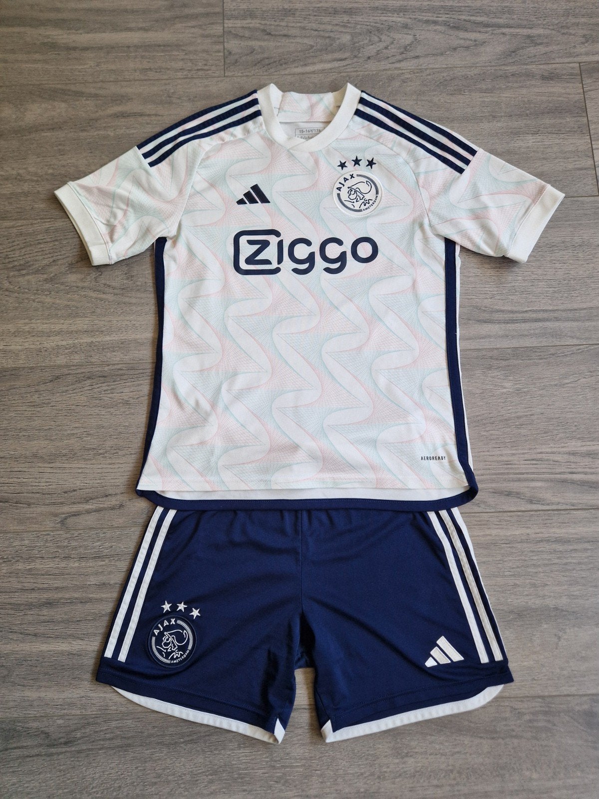 Ajax tenue!, Sport en Fitness, Voetbal, Maat XS of kleiner, Ophalen of Verzenden, Zo goed als nieuw, Set