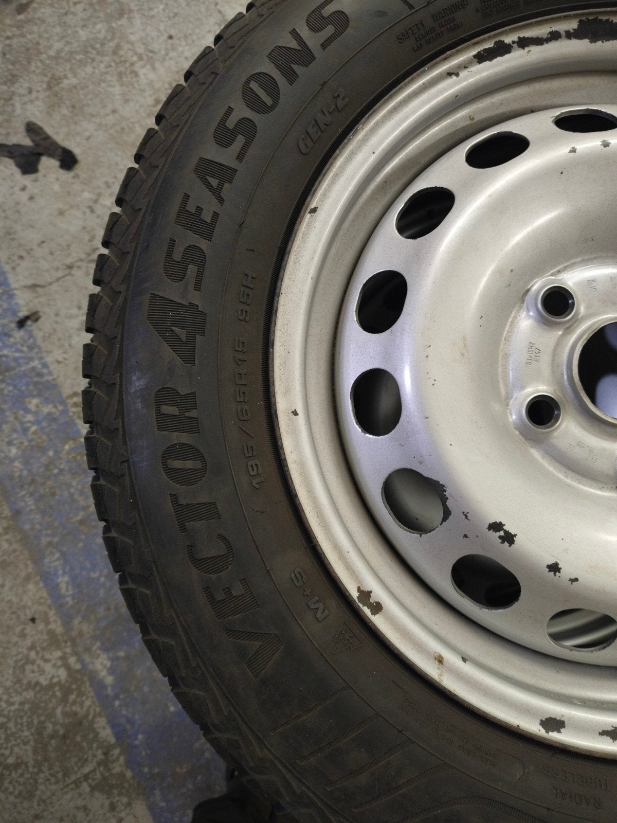 VW Caddy All Season Banden met Velgen 195/65R15, Ophalen, Gebruikt