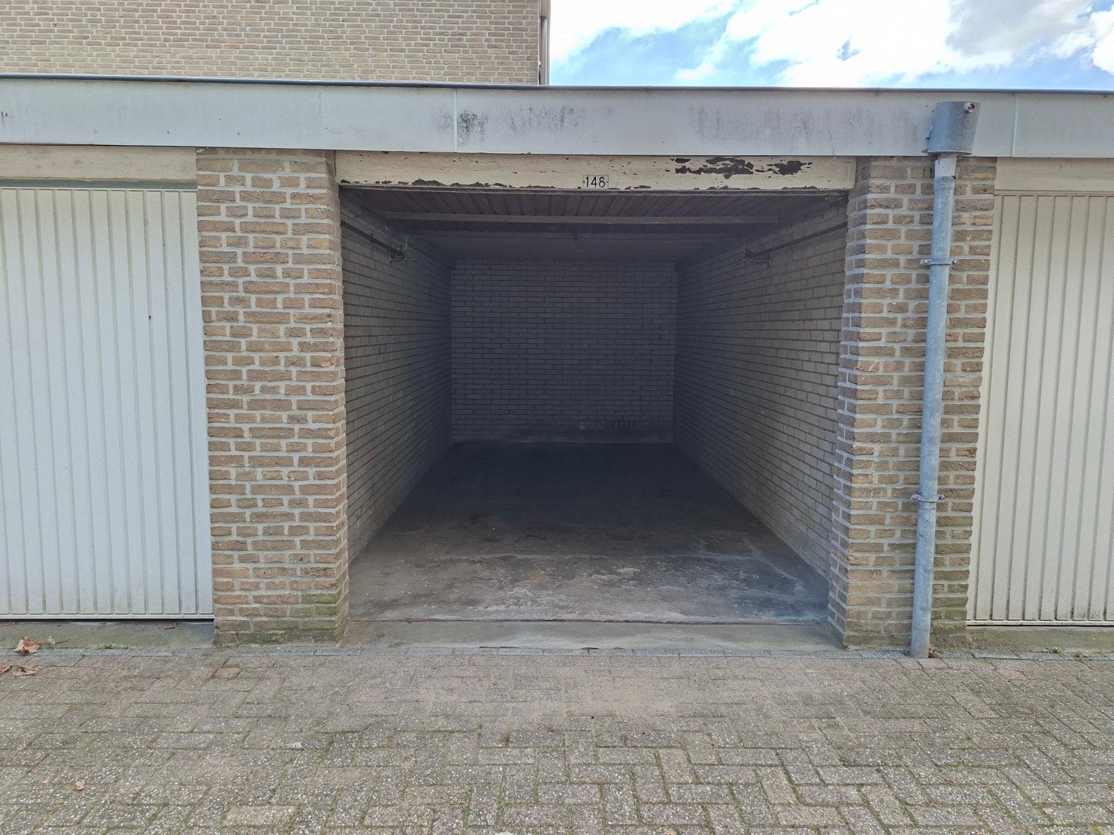 TE HUUR GARAGEBOX HOOGVLIET.