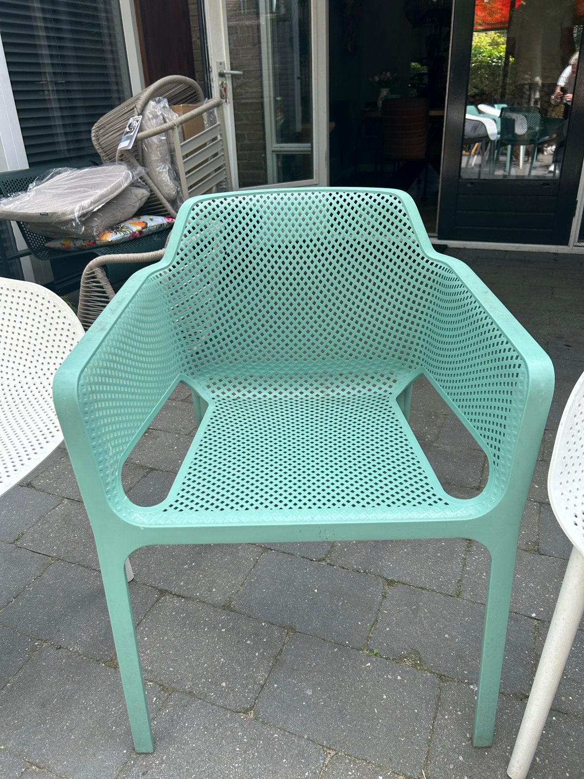 Moderne tuinstoelen (groen en wit) - 6 stuks, Ophalen, Gebruikt, Kunststof, Stapelbaar