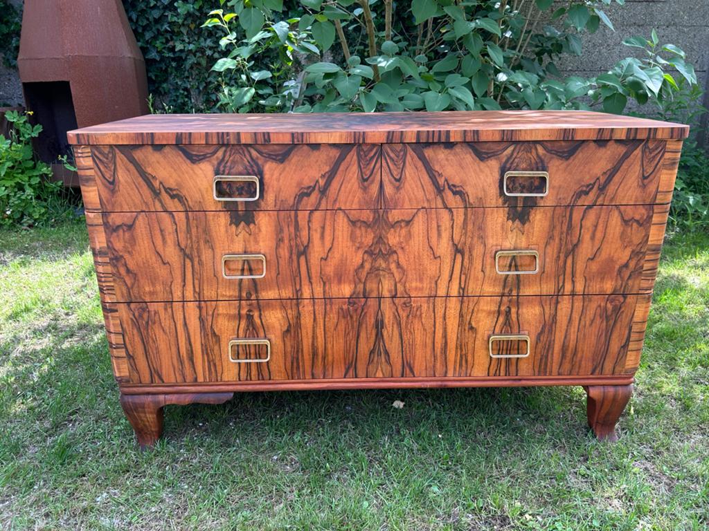 Vintage Notenhouten Ladekast met Messing Grepen, Ophalen, 100 tot 150 cm, Zo goed als nieuw, 3 of 4 laden