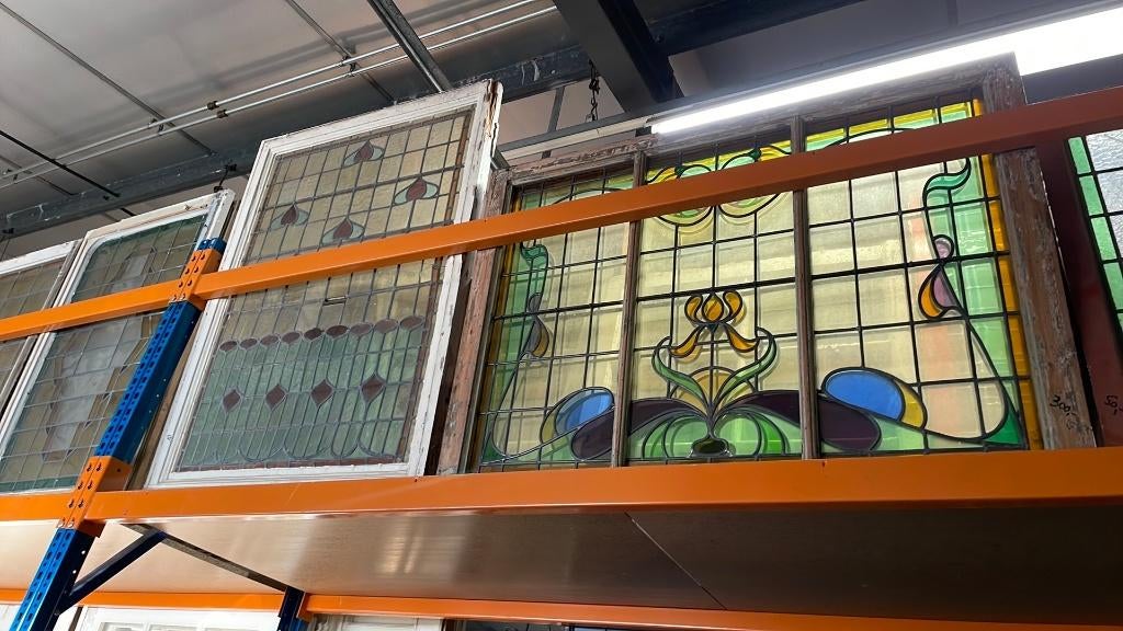 Diverse glas in lood ramen, deuren, ijzerwaren, roosters enz, Ophalen