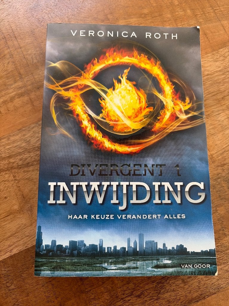 Divergent 1: Inwijding - Veronica Roth (Gebruikerssporen), Boeken, Ophalen of Verzenden, Gelezen, Veronica Roth