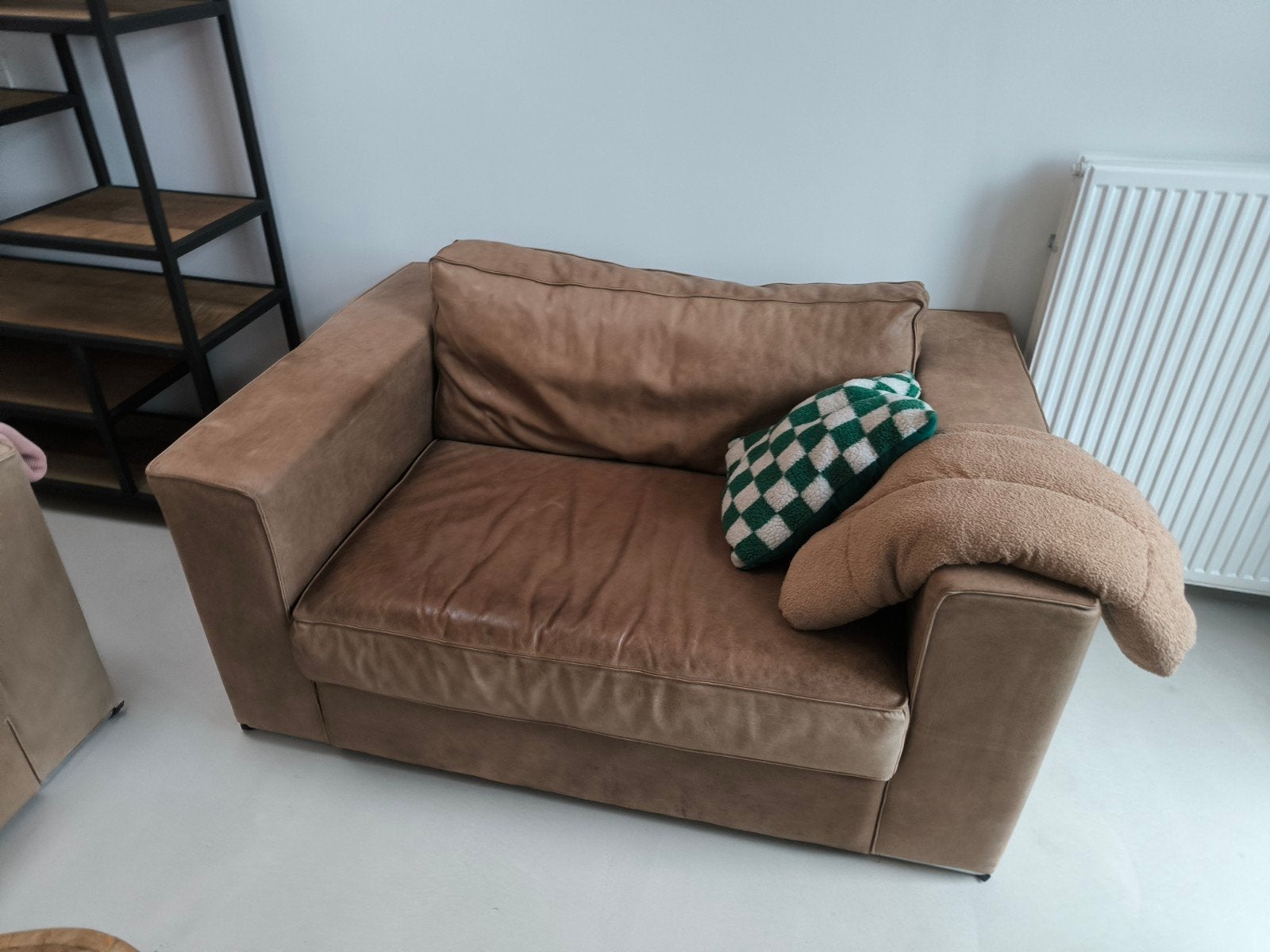 Comfortabele leren bank en fauteuil - Gebruikt, Gebruikt, Driepersoons, Ophalen of Verzenden, Rechte bank