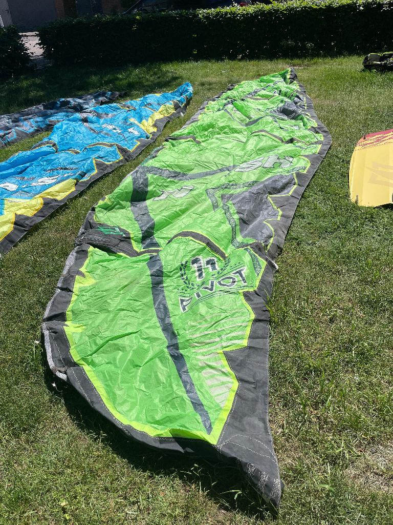 3 x Naish Pivot kite 7-9-11, Watersport en Boten, Kitesurfen, Ophalen, Geen board, 11 m², Zo goed als nieuw