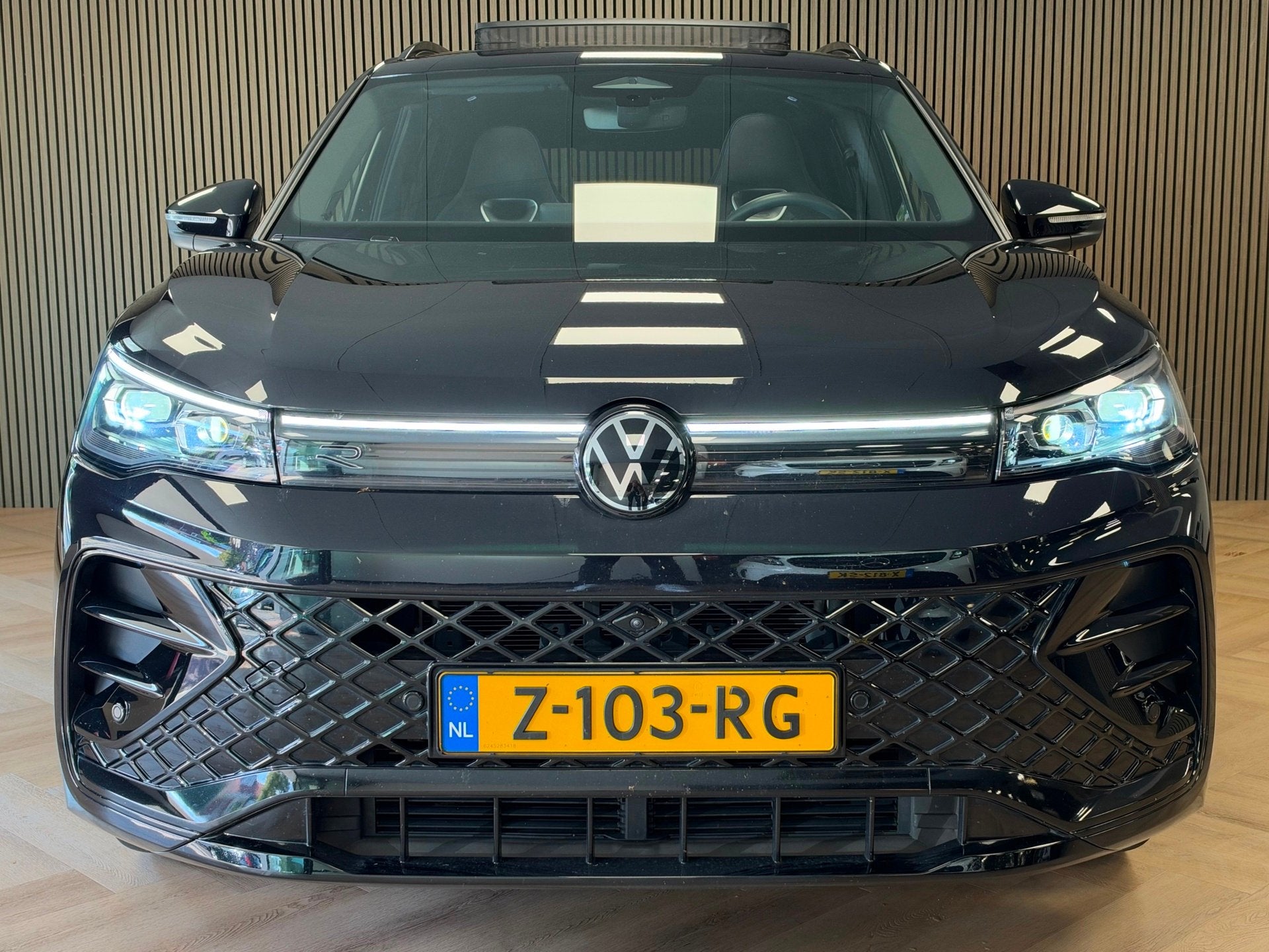 Volkswagen Tiguan 1.5 eTSI R-Line Business DSG PANO NAVI 360, Auto's, Dealer onderhouden, Euro 6, 4 cilinders, Leder en Stof