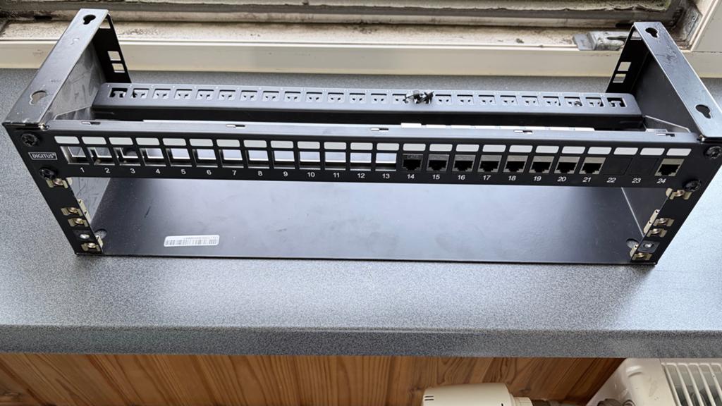 19 inch wandrack 3U met 1U patchpanel en RJ45 keystone, Computers en Software, Netwerk switches, Ophalen of Verzenden, Gebruikt