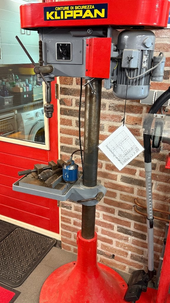 Vloer staande kolom boormachine 220volt, Gebruikt, Variabele snelheid, 400 tot 600 watt, Ophalen