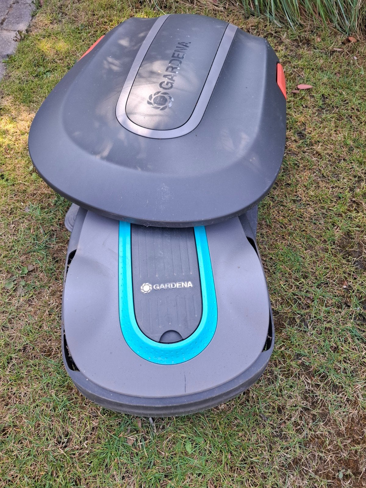 Gardena robotmaaier met garage - ca 3 jaar oud, Tuin en Terras, Grasmaaiers, Ophalen, Gebruikt, Accu-grasmaaier, Gardena