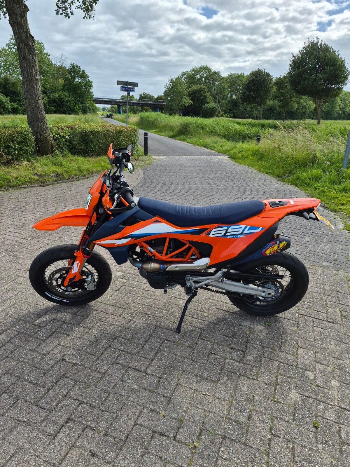 KTM 690 SMC R 2023 4500km tekmo/fmf, Motoren, Particulier, SuperMoto