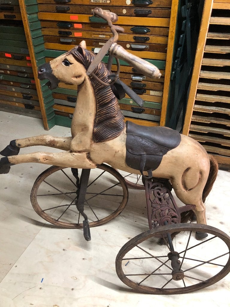 Houten paard op 3 wielen, Ophalen