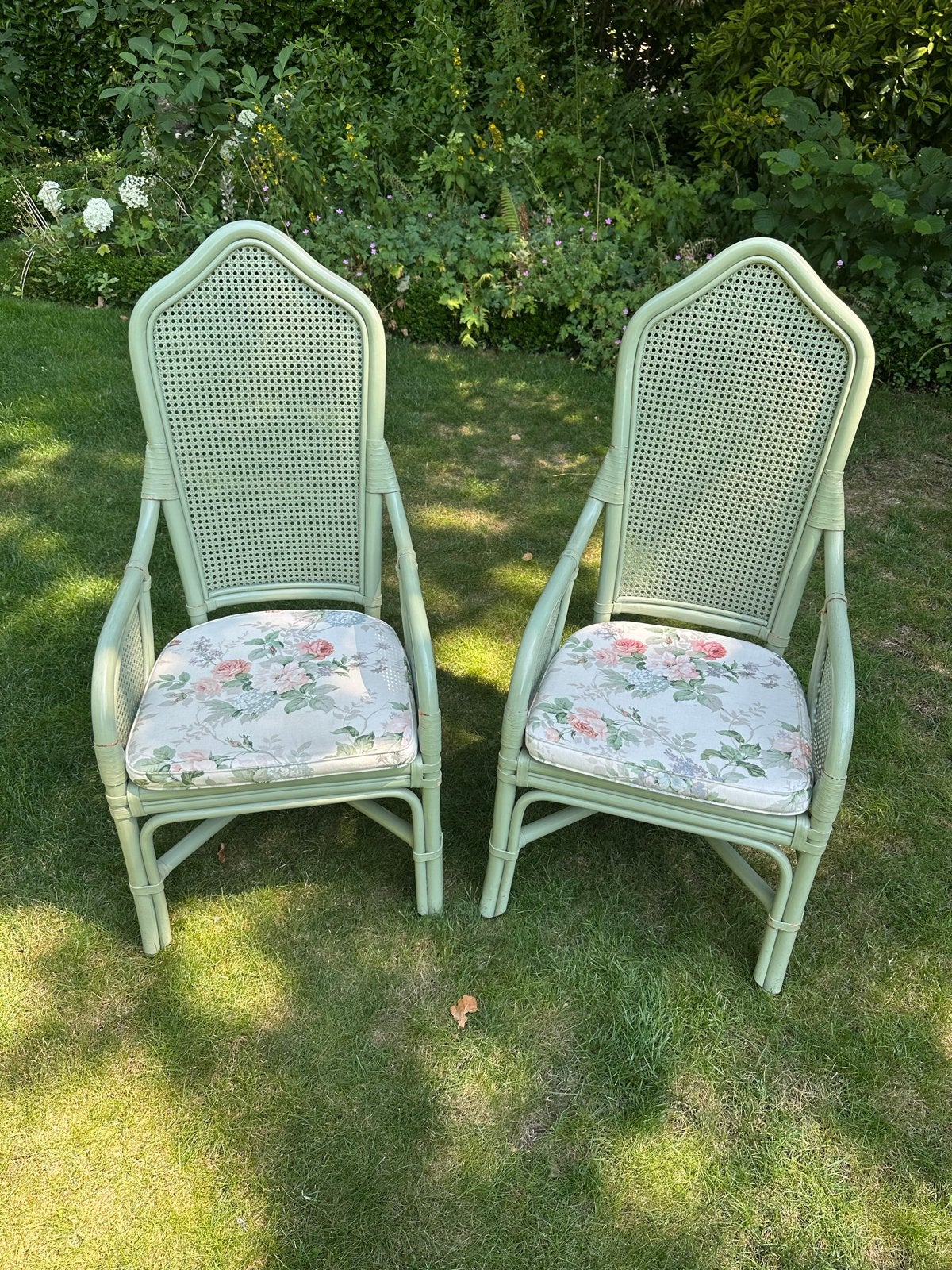 Rotan stoelen met bloemenkussens, Huis en Inrichting, Ophalen, Gebruikt, Twee, Overige kleuren