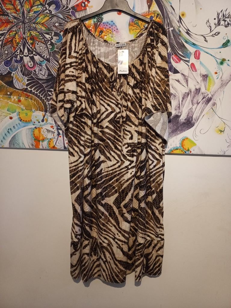 Nieuwe jurk maat 54 met dierenprint, Kleding | Dames, Grote Maten, Ophalen of Verzenden, Nieuw, Bruin