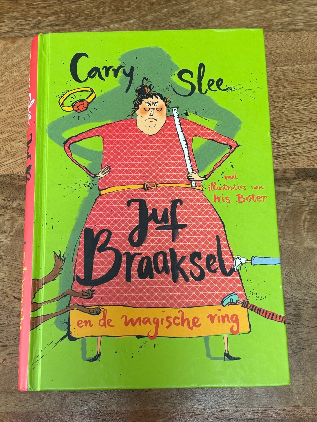 Carry Slee - Juf Braaksel en de magische ring, Ophalen of Verzenden, Zo goed als nieuw, Fictie