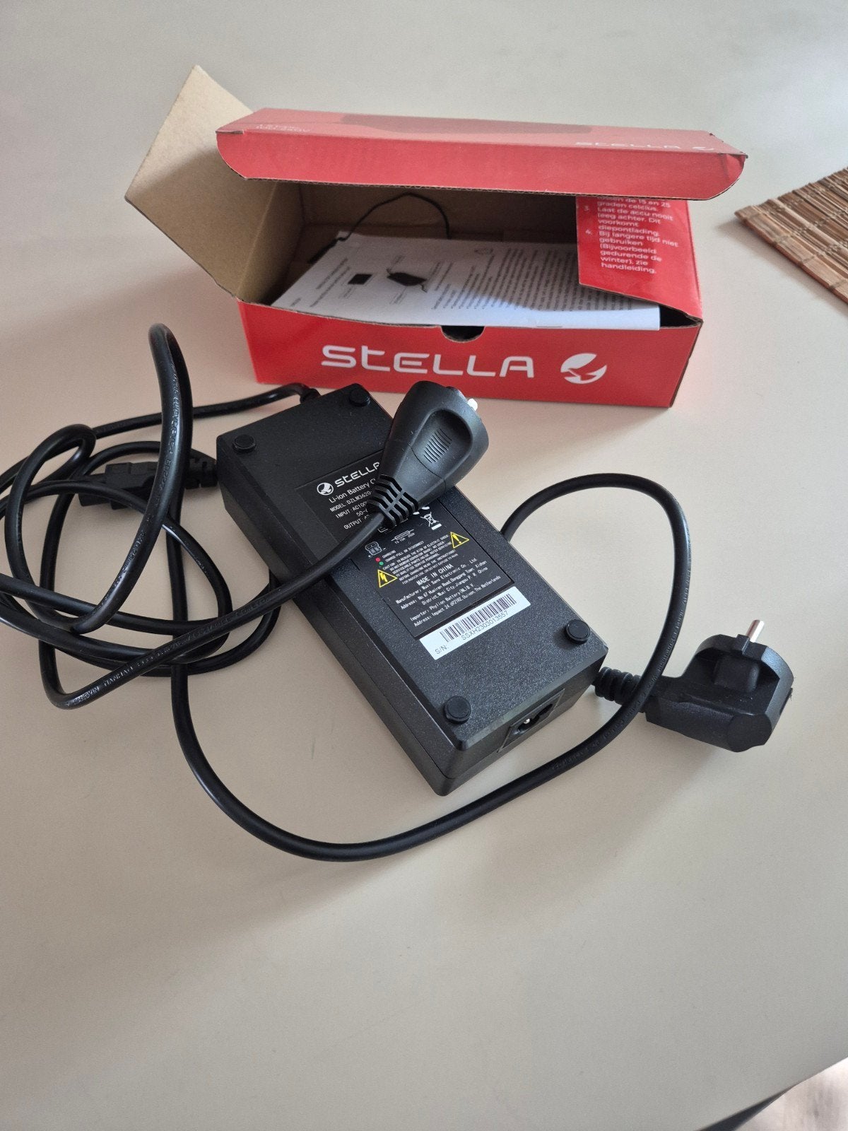 Stella E-bike Oplader (DZLM3620-M2) - 42.0V 2.0A, Zo goed als nieuw