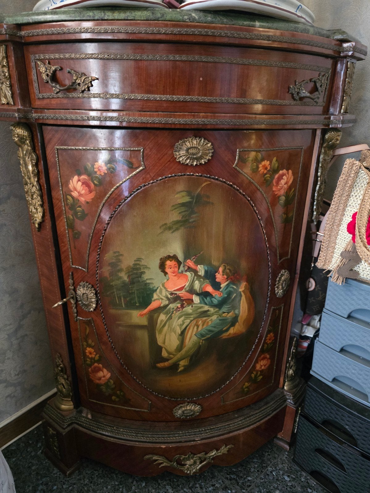 Antieke hoekkast met marmeren blad, barok/rococo stijl, Ophalen