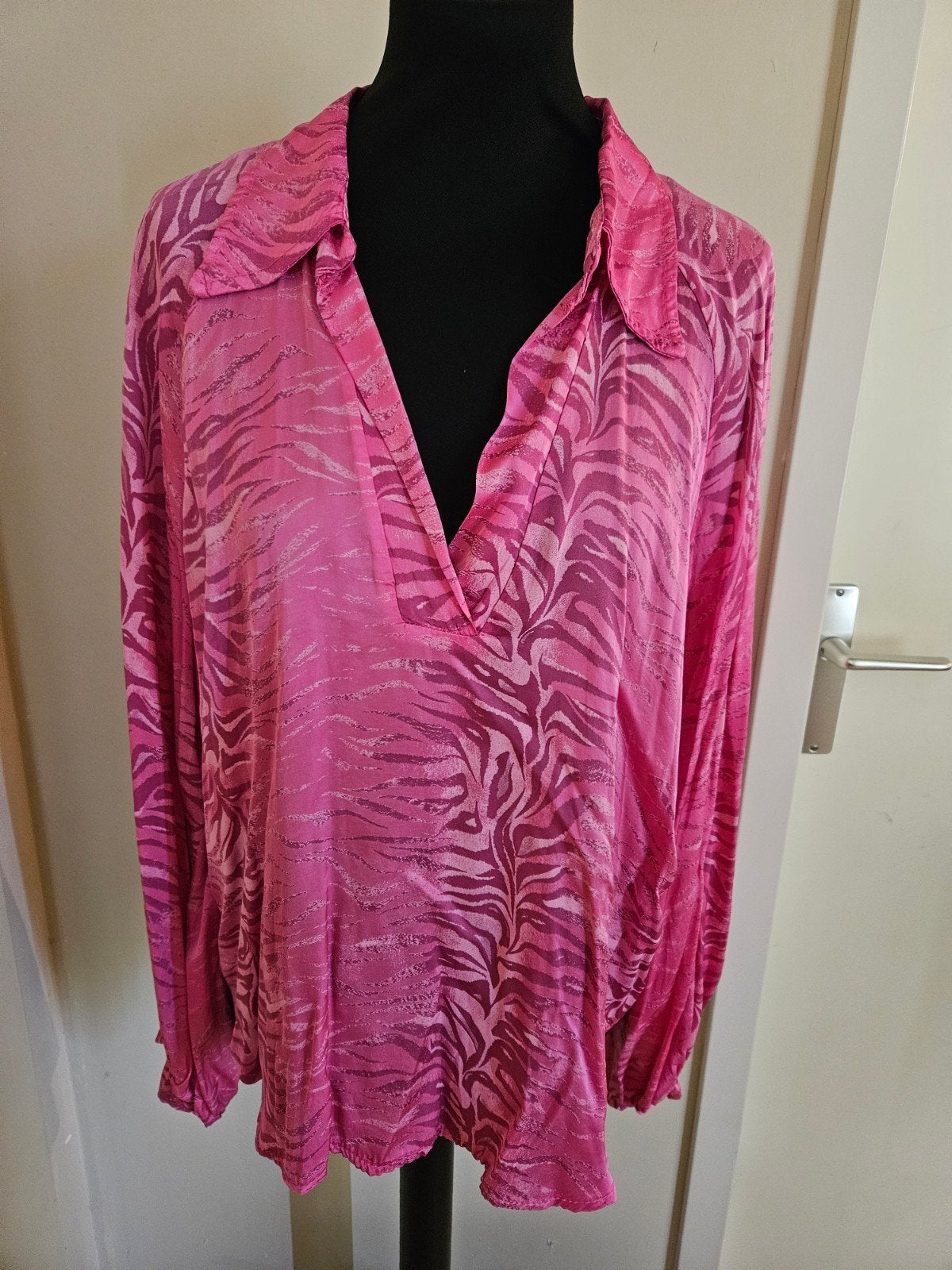 NIEUW AMBIKA zijden blouse fuchsia one size., Kleding | Dames, Blouses en Tunieken, Maat 38/40 (M), Nieuw, Ophalen of Verzenden