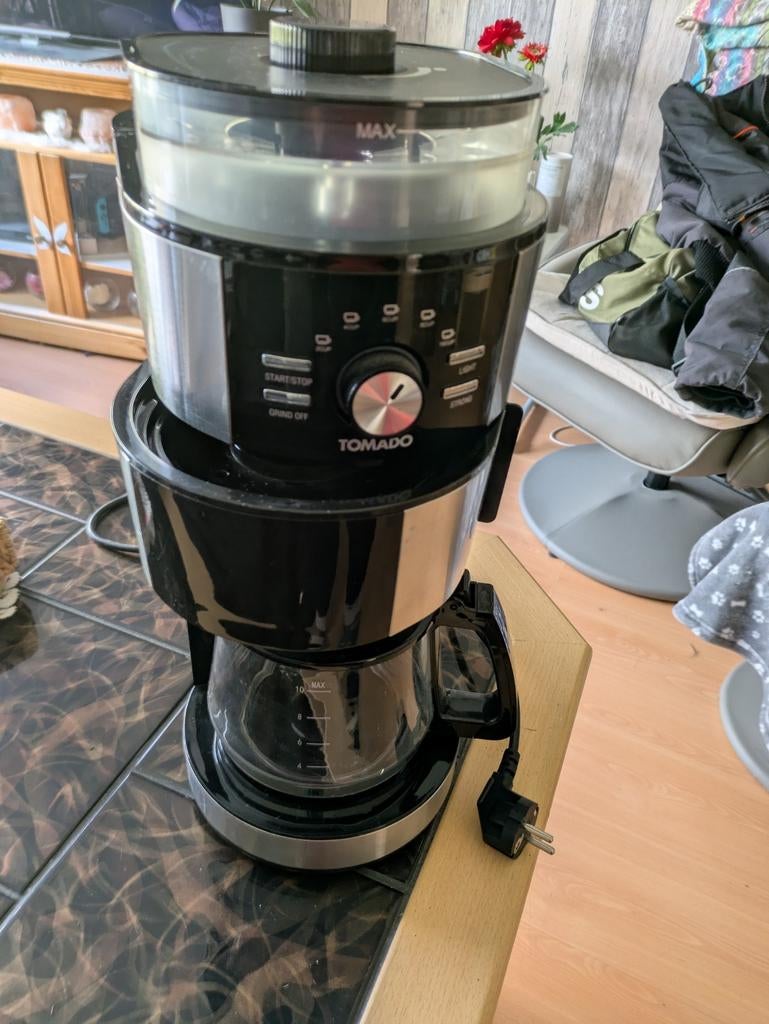 Tomado Koffiezetapparaat met ingebouwde bonenmaler, Ophalen, Koffiemachine, Zo goed als nieuw, 4 tot 10 kopjes