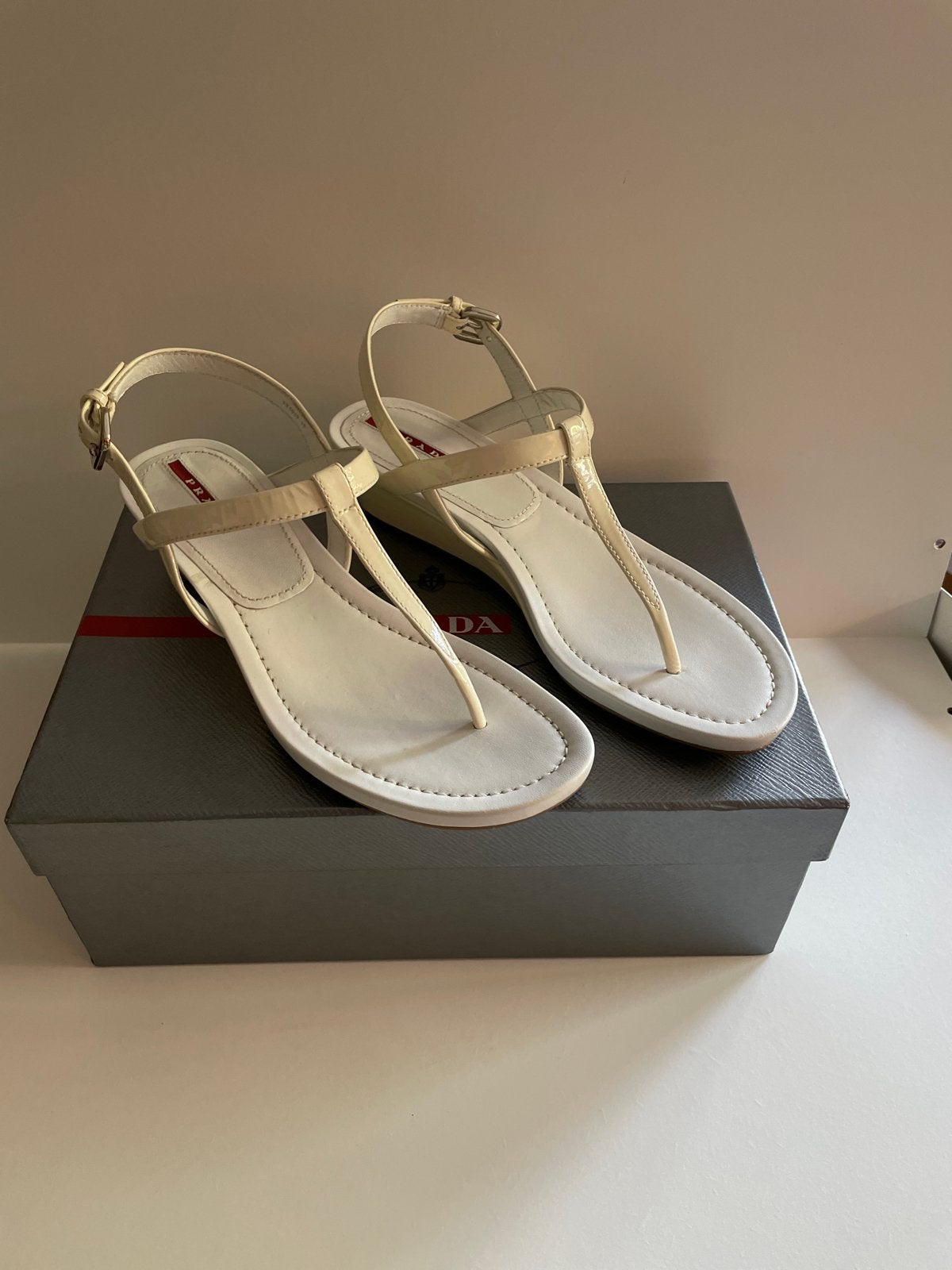 Prada Vernice 2 Bianco Sandalen met sleehak (maat38), Ophalen, Zo goed als nieuw, Wit, Sandalen of Muiltjes