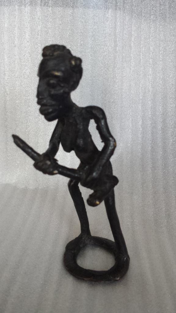 ASHANTI beeldje Miniatuur <> Tribal Art <> Vrouw met Hakbijl, Antiek en Kunst, Ophalen of Verzenden, Brons