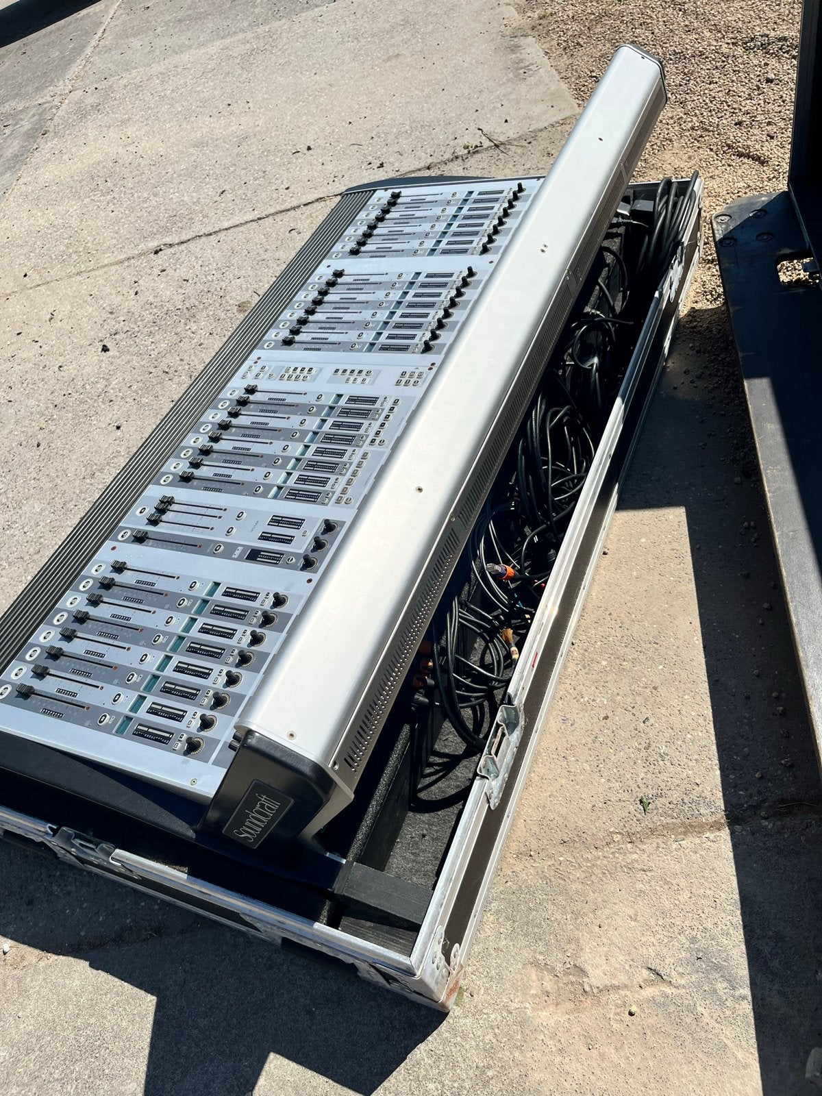 Soundcraft Vi4 Digitale Mengtafel met Flightcase, Ophalen, Gebruikt, 20 kanalen of meer, Microfooningang