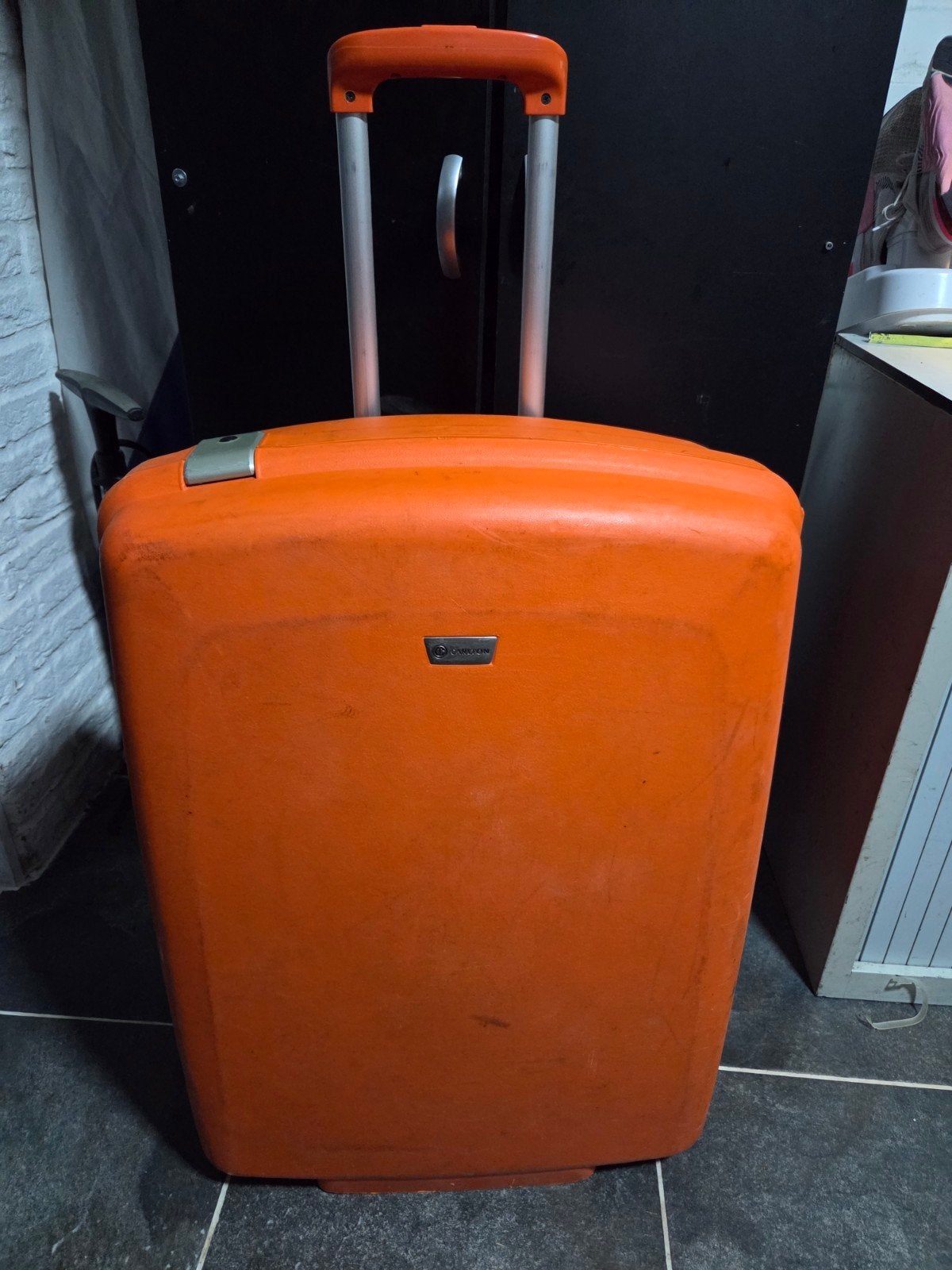 Oranje Carlton Koffer met Wieltjes en  Handgreep, Ophalen, Gebruikt, Oranje, Wieltjes