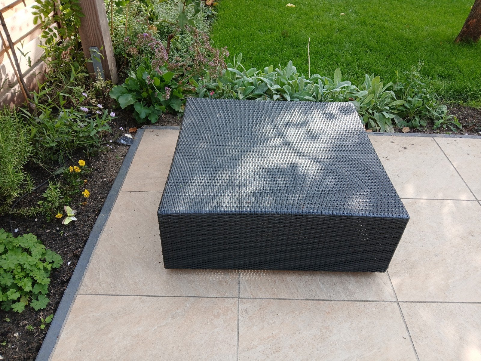Zwarte Wicker tafel/voetenbank met Crèmekleurig Kussen, Ophalen, Gebruikt