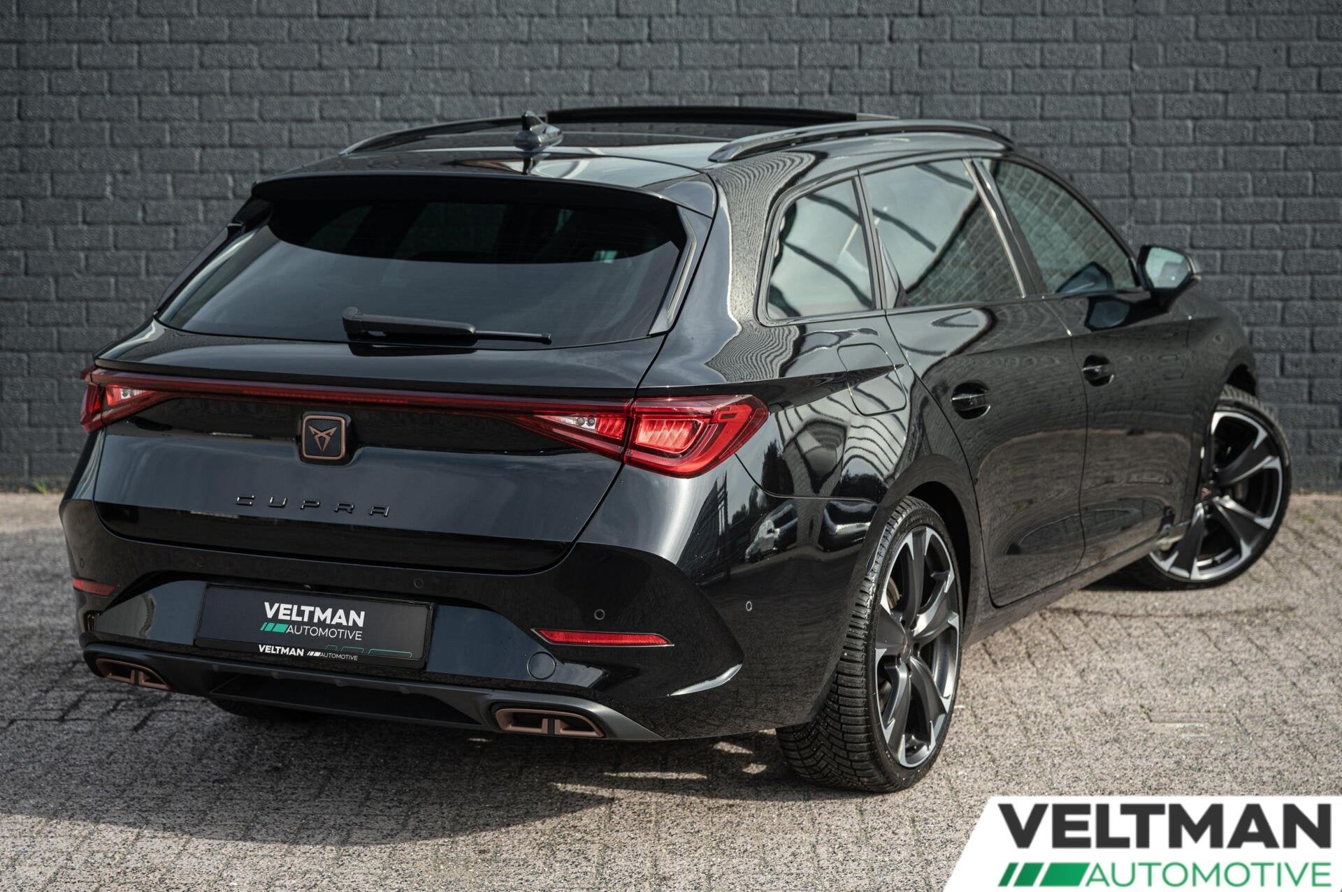 CUPRA Leon Sportstourer 1.4 e-Hybrid VZ 245PK PANO CAMERA AC, Auto's, Dealer onderhouden, 77 km/l, Gebruikt, 4 cilinders