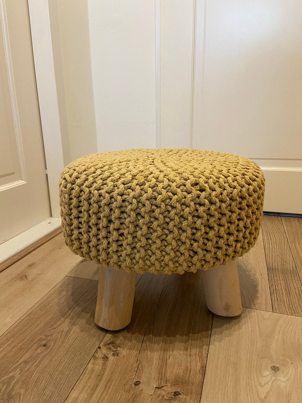 Gele gehaakte poef met houten poten (42x32cm), Huis en Inrichting, Ophalen, Minder dan 50 cm, Gebruikt, Rond