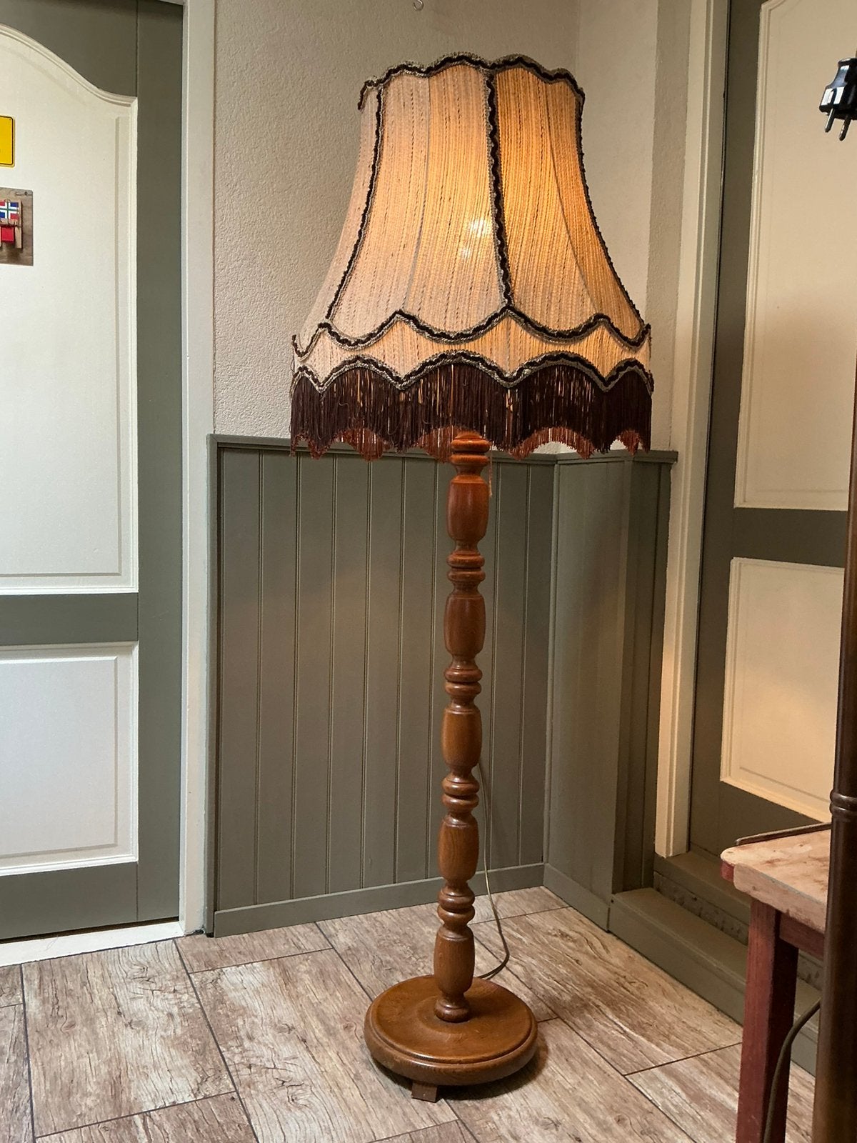 Sfeervolle vintage vloerlamp ,kap is van stof, Ophalen of Verzenden, Zo goed als nieuw, Minder dan 100 cm