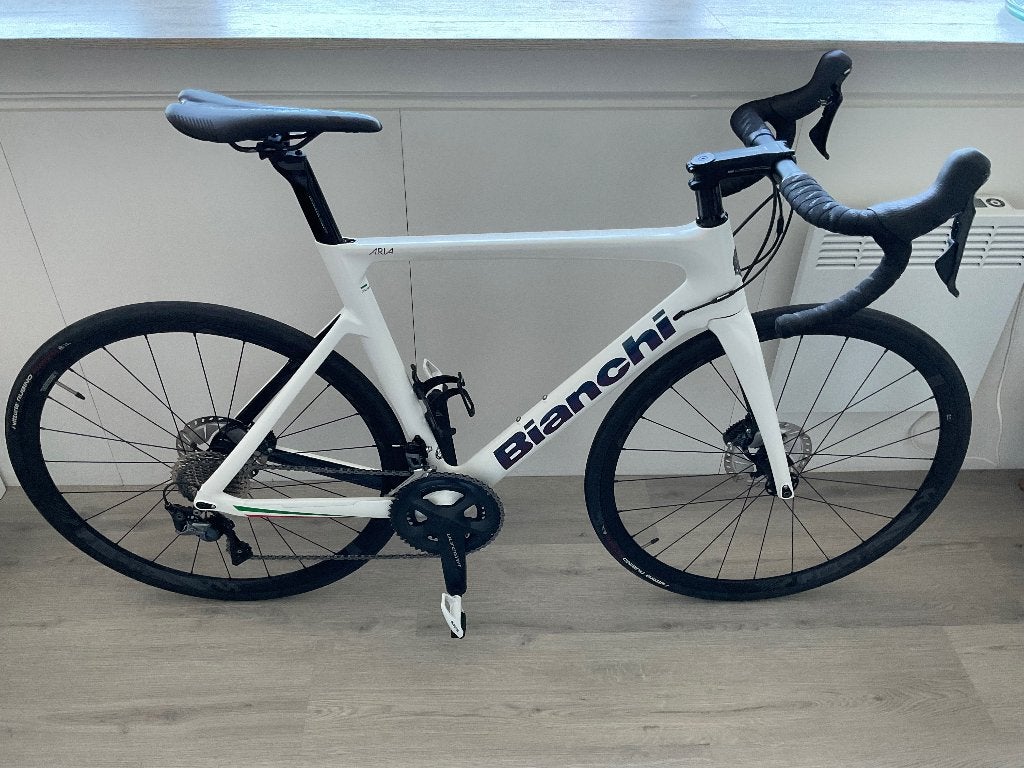 Bianchi Aria Aero Ultegra Disc “Frost White” maat 57 Nieuwst, 28 inch, Carbon, Zo goed als nieuw, Meer dan 20 versnellingen