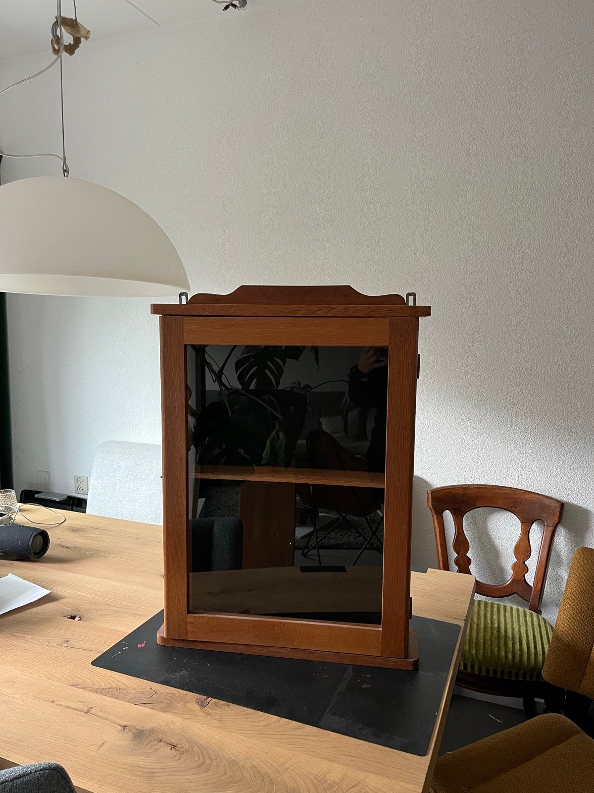 Vintage houten wandvitrinekastje met glazen deur, Ophalen
