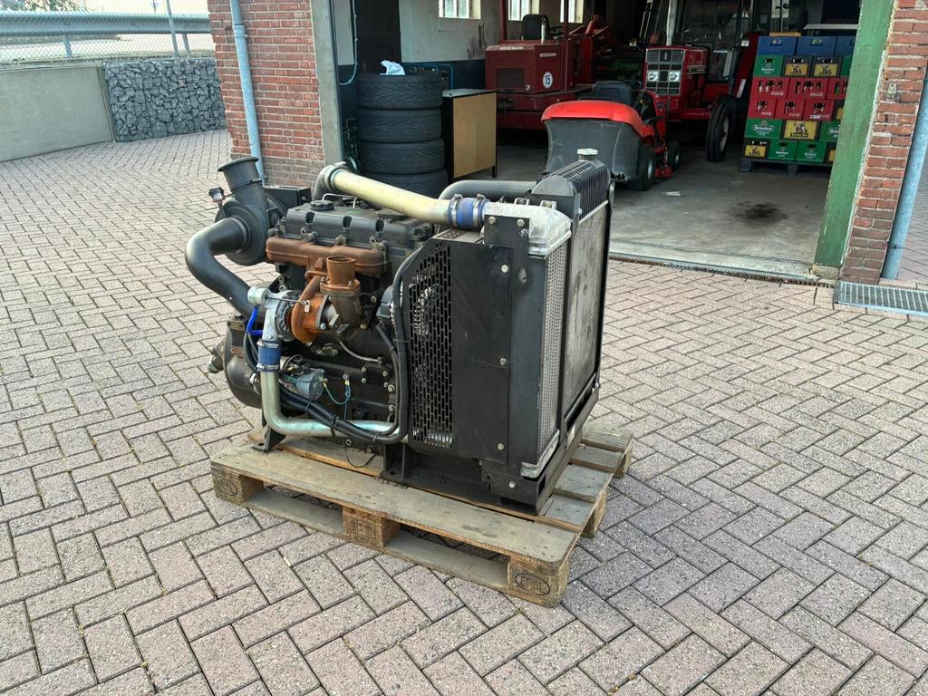Perkins 4-cilinder motor met turbo/intercooler en hydrauliek, Ophalen