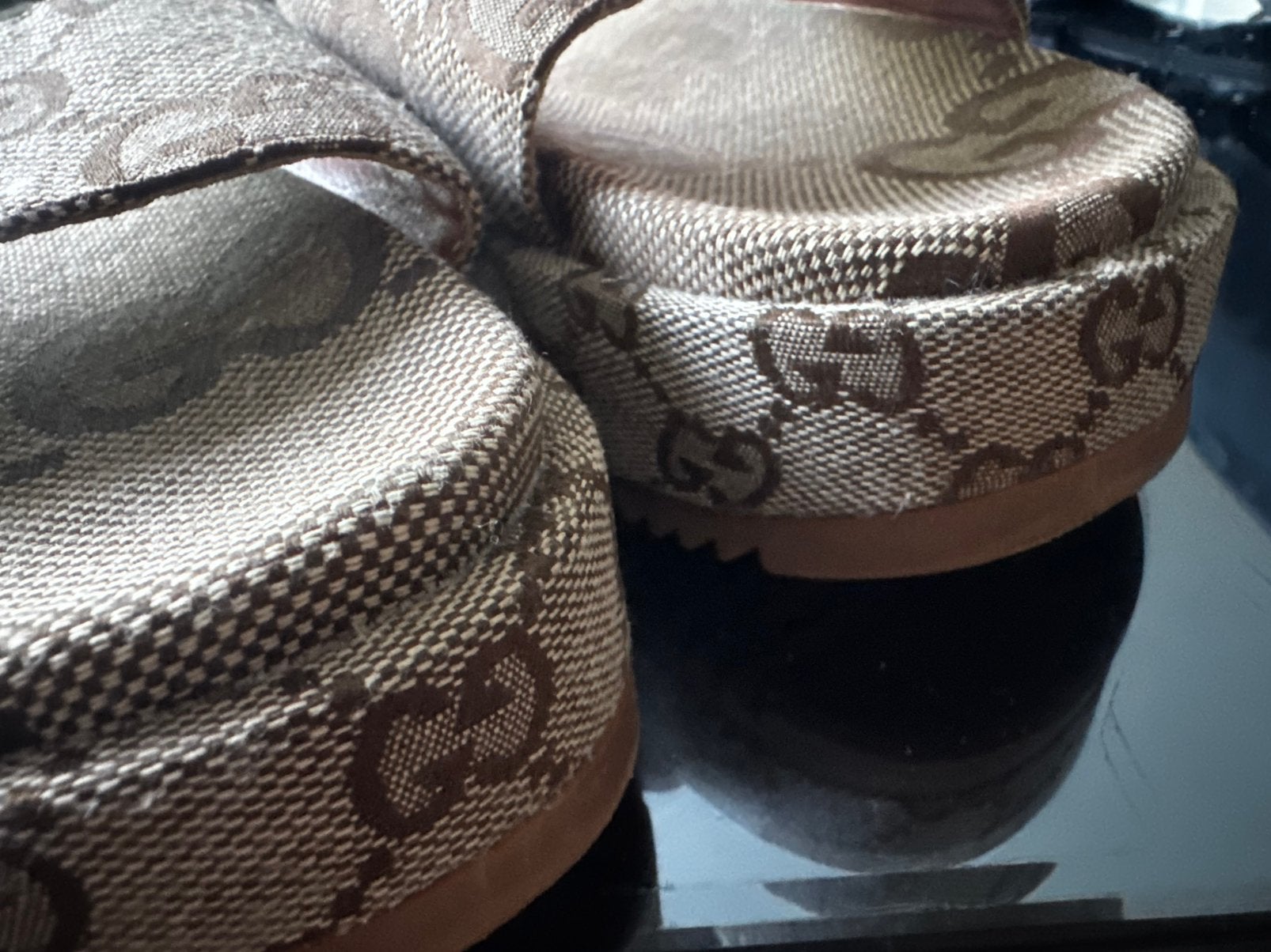 Gucci Slippers - Zo goed als nieuw, Slippers, Bruin, Ophalen of Verzenden, Zo goed als nieuw
