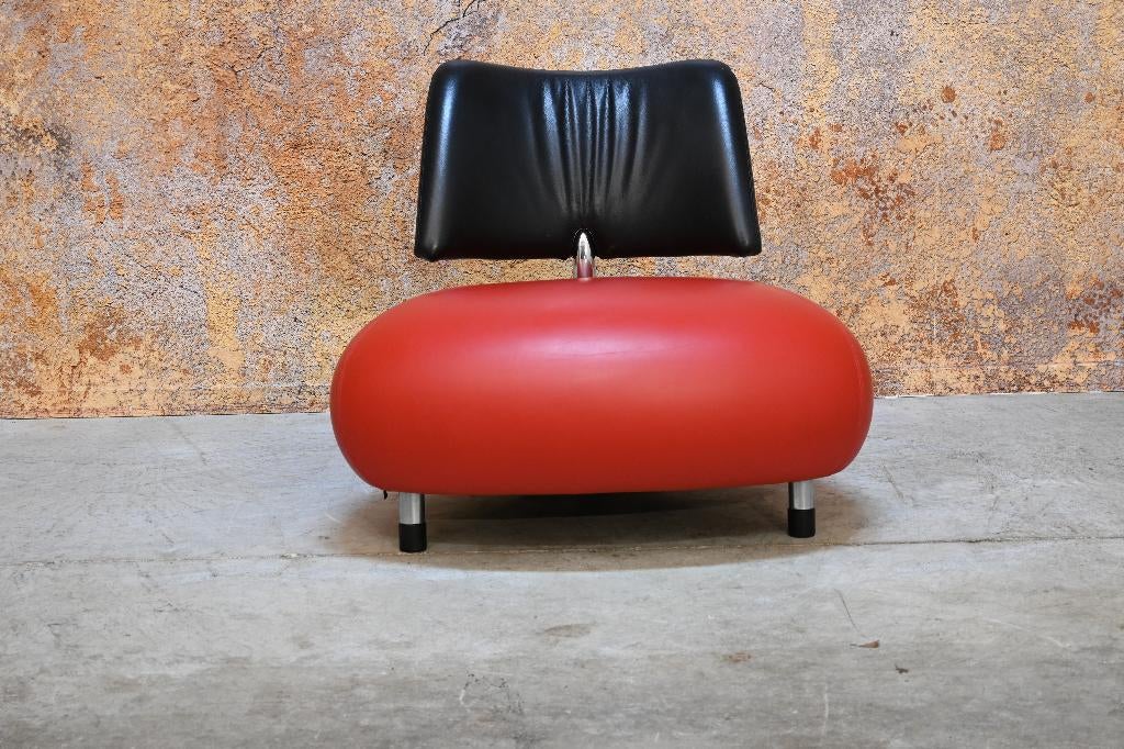 IZG staat rood/zwarte leren Leolux Pallone design fauteuil