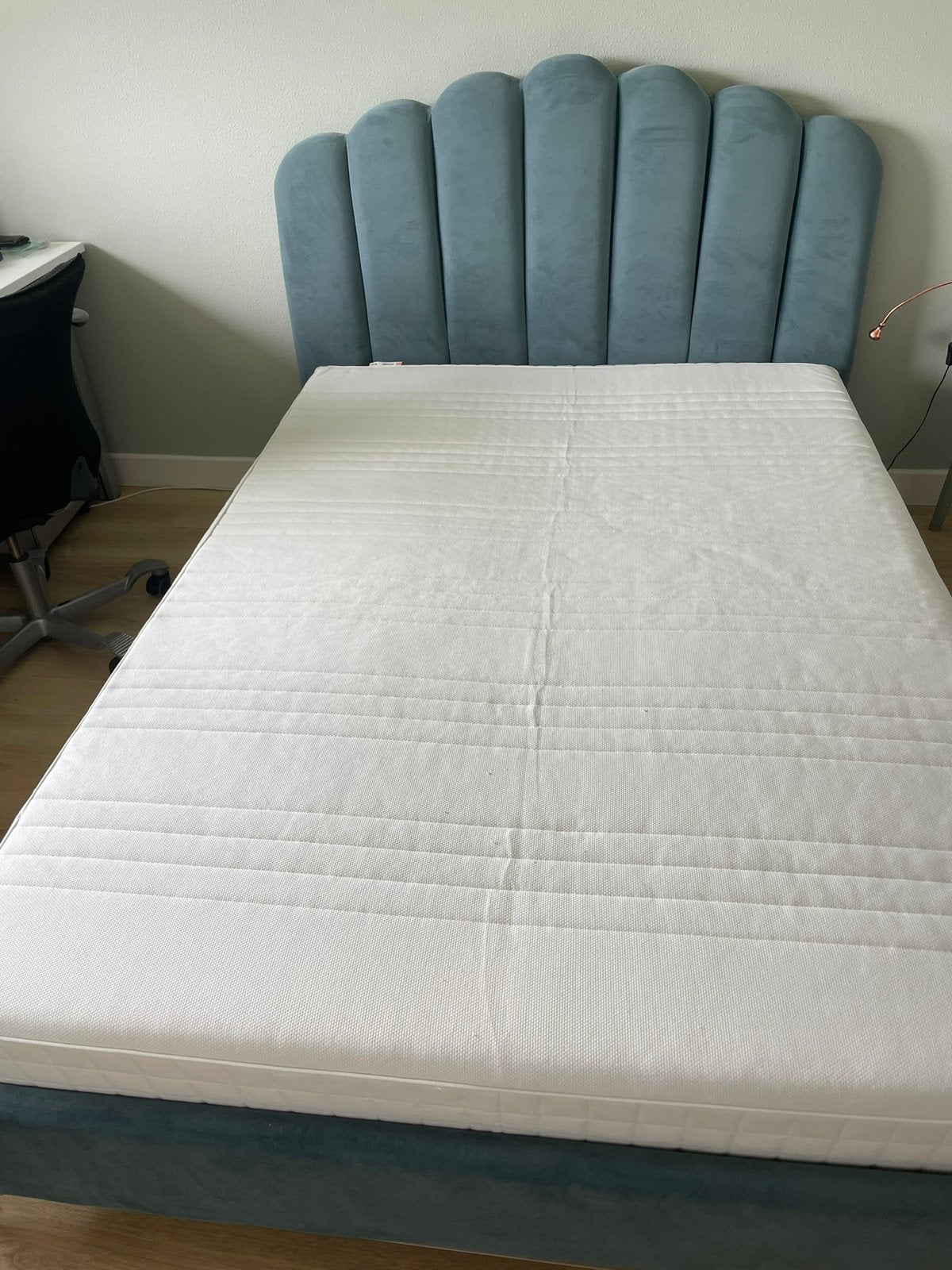 Blauw/grijs velvet bed 140x200 met ‘gouden’ pootjes, Ophalen, Blauw, 140 cm, Zo goed als nieuw