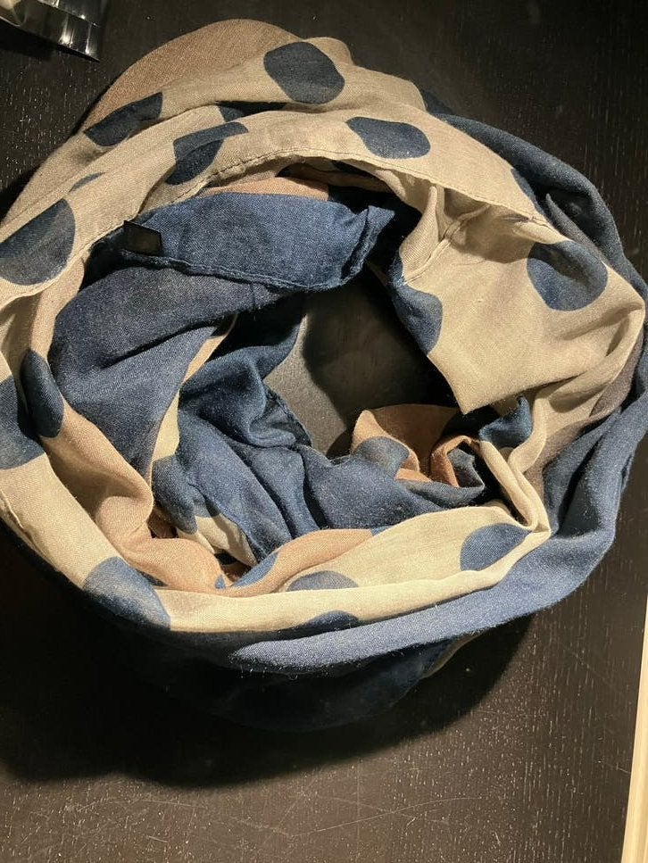 Stijlvolle sjaal met donkerblauwe stippenpatroon-col sjaal, Kleding | Dames, Ophalen of Verzenden, Zo goed als nieuw, Sjaal