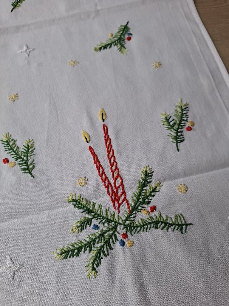 Kerstloper handborduurwerk 108 x 38 cm. jaren 60, Diversen, Kerst, Ophalen of Verzenden, Zo goed als nieuw