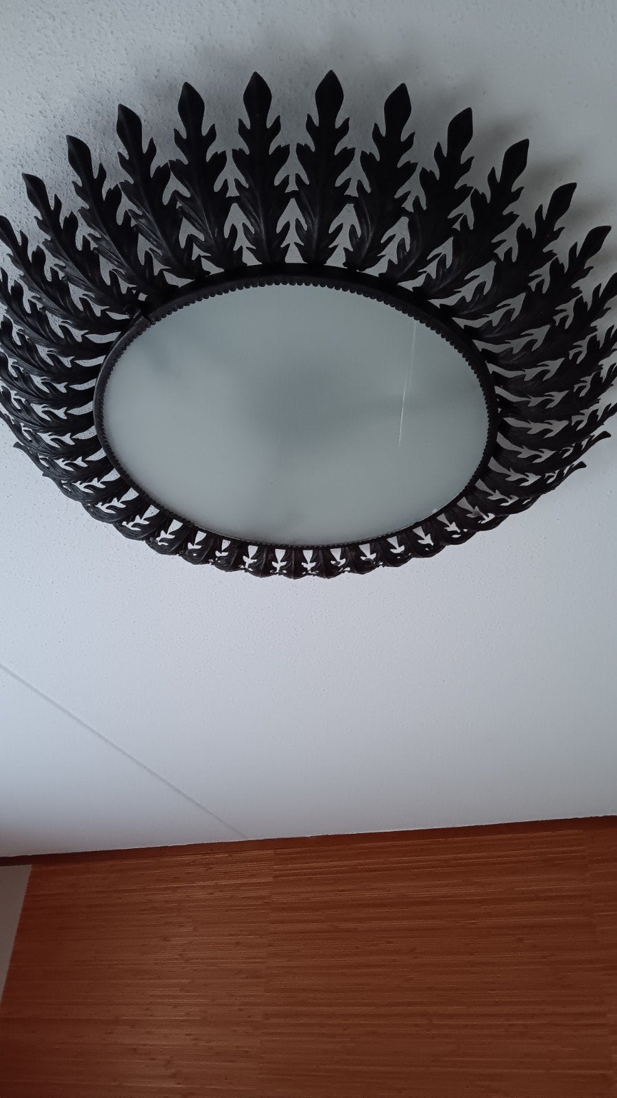 smeedijzeren plafond lamp  80 cm met veren motief, Ophalen