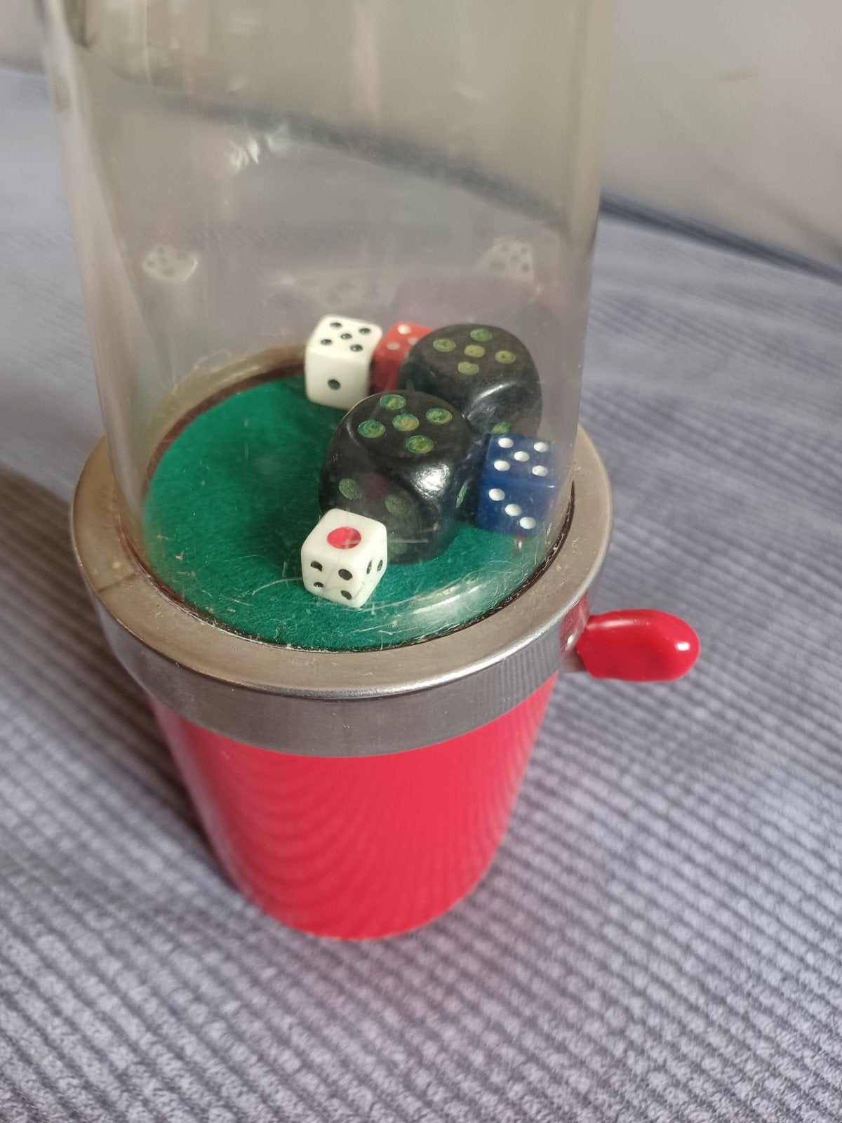 Vintage dobbelsteen schudbeker met 6 dobbelstenen, Een of twee spelers, Ophalen of Verzenden, Gebruikt, Onbekend